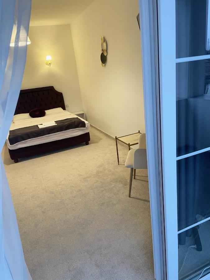 Hotel Cochet Boutique à Târgu Jiu Extérieur photo