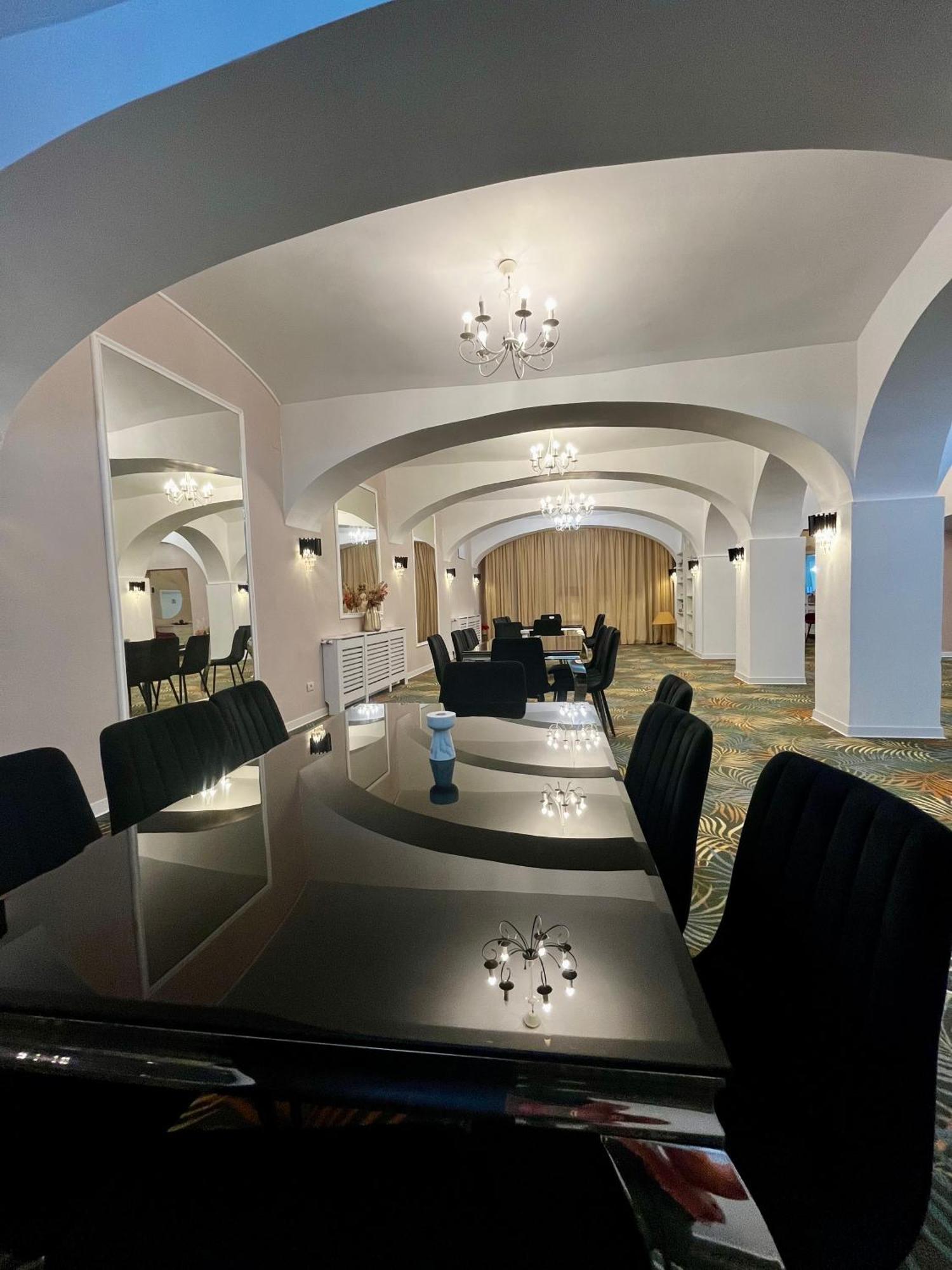 Hotel Cochet Boutique à Târgu Jiu Extérieur photo