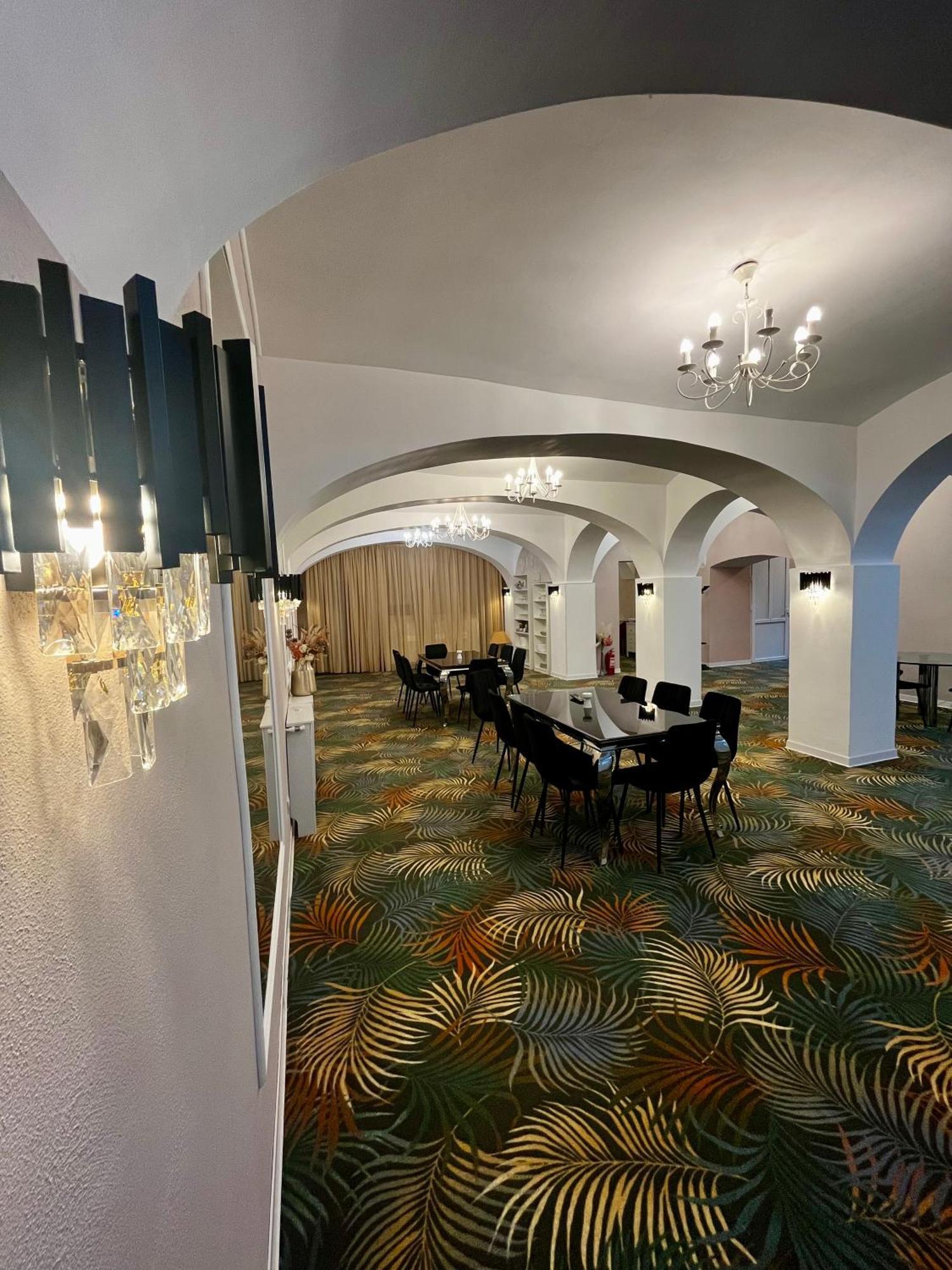 Hotel Cochet Boutique à Târgu Jiu Extérieur photo